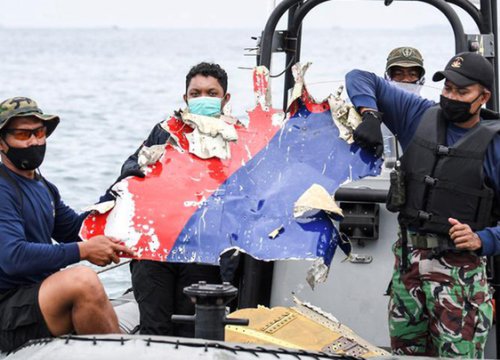 Máy bay Indonesia 'vỡ nát khi va chạm mặt biển'