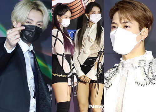 Thảm đỏ Grammy Hàn 2021 ngày 2: GOT7 buồn thiu sau tin tan rã, TWICE khoe chân dài, Jungkook tóc vàng choé bên "em trai BTS" mặc váy
