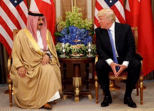 Trump tặng huân chương cho Vua Bahrain