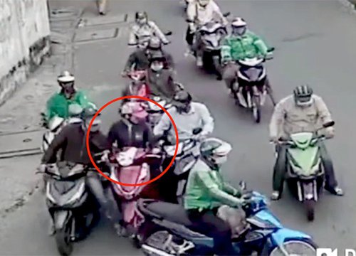 TENS OF PEOPLE staged a scene around picking up a woman&#39;s bag on Saigon Street