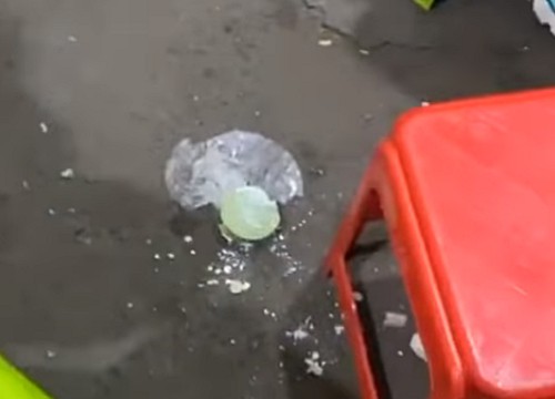 Đua đòi theo trend anti "trà xanh", thanh niên bất ngờ thẳng tay vứt miếng thạch trà xuống đất, dân mạng bức xúc vì phí phạm thức ăn và hành động quá phản cảm!