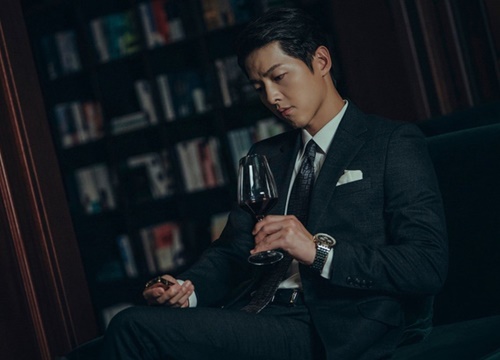 "Trùm mafia" Song Joong Ki trầm ngâm bên ly rượu trong Vincenzo, còn úp mở: "Phim cực kì khó đoán"