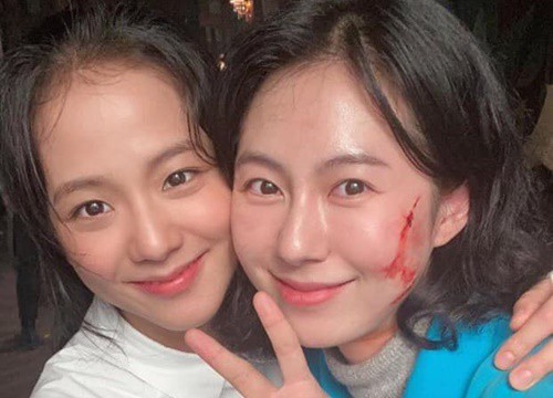 Lộ ảnh hiếm của Jisoo (BLACKPINK) ở hậu trường Snowdrop: Tóc tai rũ rượi, makeup nhạt nhòa vẫn xinh xỉu