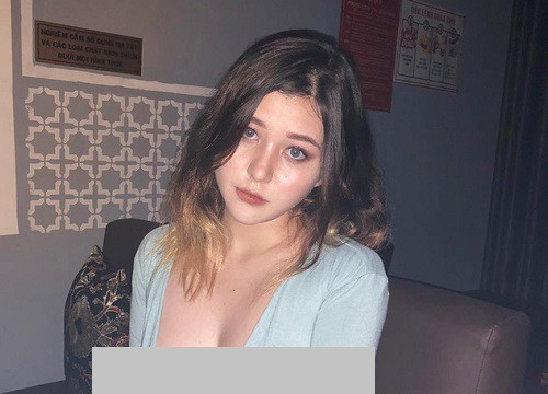 Gặp "tai nạn nghề nghiệp" với chiếc áo trễ nải trên sóng livestream, nữ streamer "chữa cháy" cực chuyên nghiệp