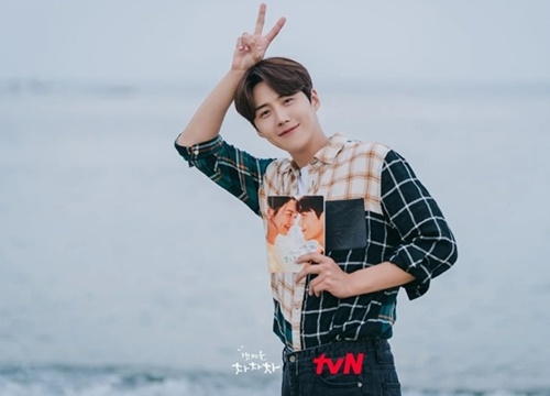 Kim Seon Ho vẫn sống sót giữa văn hóa tẩy chay của Hàn Quốc