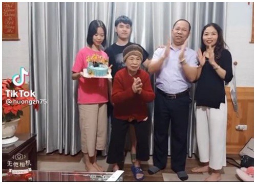 Mẹ già 90 tuổi đãng trí đòi theo con trai đi làm khiến dân mạng xúc động