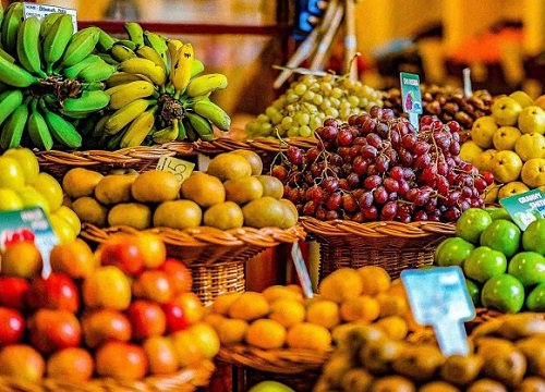 Ô tô phi thẳng vào quầy bán hoa quả, dọa chủ quán một phen "đứng hình"