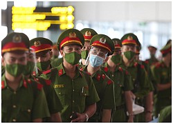 Police soldiers take off their hats, bow their heads and ask people for money, the truth behind makes people&#39;s eyes sting