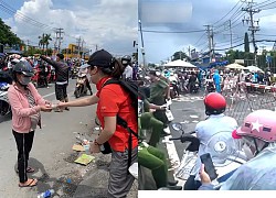 The girl gave money to the poor at the checkpoint to return to her hometown, the people frantically searched for their identity