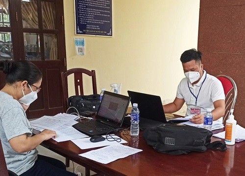 Thầy giáo tháo dép tặng người đàn ông đi chân trần về quê