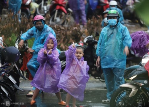 Vì sao người dân chạy xe máy cả nghìn cây số về quê?