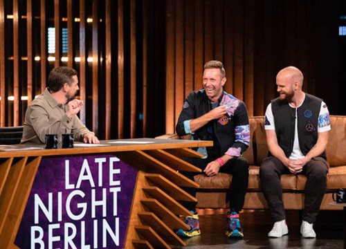 Coldplay cố gắng bảo vệ BTS khi bị MC người Đức mỉa mai, cố tình hạ thấp