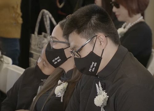 Con gái Phi Nhung thất thần ôm tro cốt mẹ, xót xa cảnh cháu trai buồn bã chịu tang bà ngoại