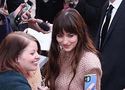 Dakota Johnson was escorted by her boyfriend to the event, what is the beauty that makes fans flutter?