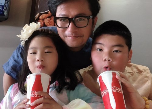 Trương Minh Cường bù đắp tình cảm hai con sau ly hôn