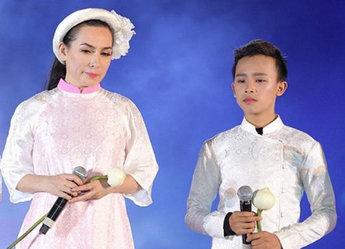 Clip: Cố NS Phi Nhung hỏi Hồ Văn Cường đẹp trai giống ai, mẹ ruột nam ca sĩ trả lời 2 chữ đầy bất ngờ