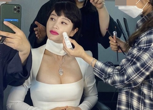 Kim Hye Soo tuổi 51 độc thân, sexy