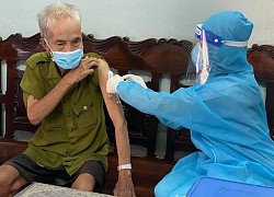 The police soldier soothes the man at the injection site, making everyone&#39;s heart warm