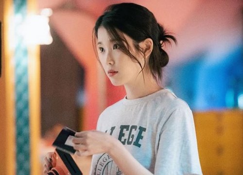 IU chiêu đãi fan "bữa tiệc cẩu lương" trong MV mới, thẳng tiến san phẳng bảng xếp hạng bất chấp giờ ra nhạc chẳng giống ai!