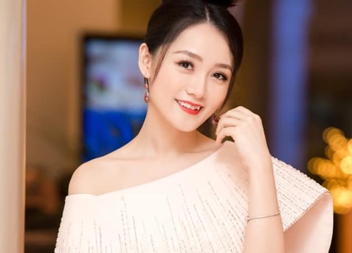 Nhan sắc trong veo của BTV Thu Hà Thời sự