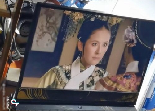 Các anh trai xúm lại coi phim: Nhìn kỹ thì đang chiếu Chân Hoàn Truyện
