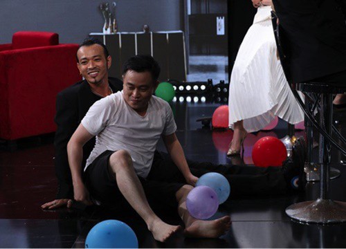 Một nam diễn viên Việt bất ngờ gặp sự cố "rách quần" trên truyền hình khiến đồng nghiệp phải bối rối giùm