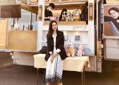 Son Ye Jin lần đầu lộ diện ở hậu trường phim mới, lại còn dẫn cả "con chung" với Hyun Bin đi quay nữa cơ