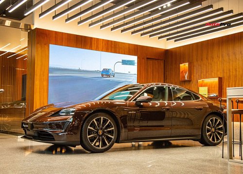 Rộ tin Trang Lou - Tùng Sơn tậu xe mới: Nhiều khả năng là Porsche Taycan vừa về Việt Nam không lâu