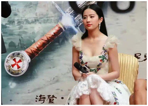 Liu Yifei was criticized for being less elegant when she sat in a strange position to attend the event