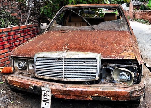 Hồi sinh "cụ già" Mercedes 40 năm tuổi, nhóm Youtuber Việt nhận được hàng triệu lượt xem