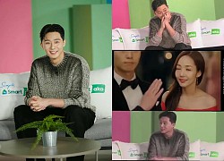 Park Seo Joon "đỏ mặt" xem lại cảnh "nóng" với Park Min Young nhưng fan lại chỉ mải nhìn một thứ