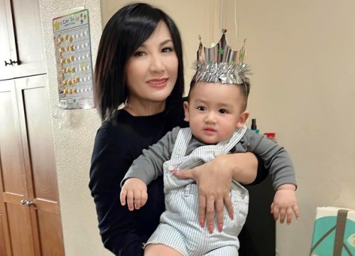 Cận mặt con trai thứ 2 của Wendy Phạm tại tiệc thôi nôi, 1 điểm gây bất ngờ vì giống hệt cố ca sĩ Phi Nhung