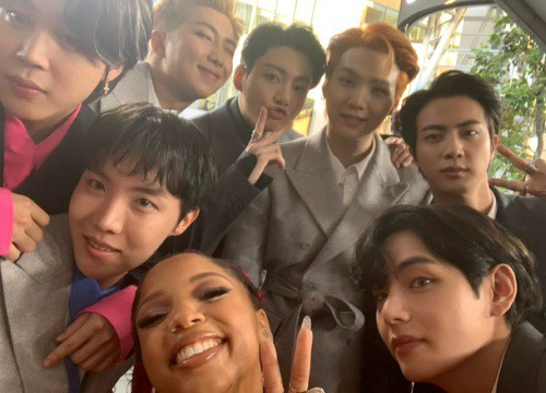 Ảnh camera thường "bóc trần" diện mạo của BTS tại AMAs 2021, nam thần đẹp trai nhất thế giới V gây "sốc visual"