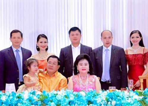 Lộ diện nhân vật "cả gan" trèo lên giường, vỗ mặt ông Hun Sen khiến dân mạng xôn xao