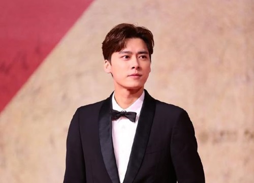 Thảm đỏ Kim Kê 2021: 'Chị đại' Cbiz Ninh Tịnh 'chặt đẹp' loạt mỹ nhân như Lý Băng Băng, Đồng Lệ Á và Kim Thần