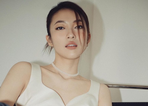 Khánh Vy vừa chốt năm với pha quay xe khét lẹt: Khoe ảnh sexy, áo khoét ngực đồ!
