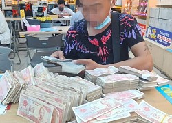 Holding a stack of 500 dong to buy a phone, the couple was scolded by netizens