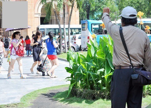 Cụ ông chụp ảnh dạo nuôi 6 người con, ngượng ngùng nói câu đầy tủi thân khi vắng khách