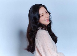 Jisoo (BLACKPINK) xả hàng hậu trường đẹp nức nở, thế này có đơ cũng nguyện cày sạch cả phim!
