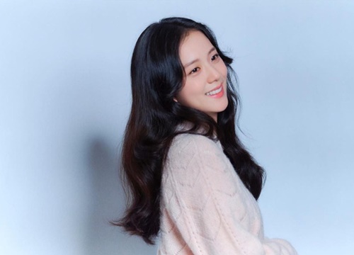 Jisoo (BLACKPINK) xả hàng hậu trường đẹp nức nở, thế này có đơ cũng nguyện cày sạch cả phim!