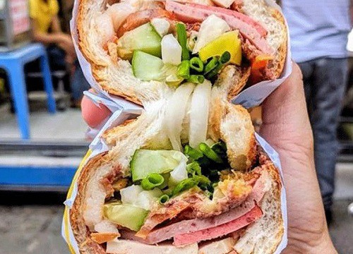 Clip: Bà chủ bánh mì Huỳnh Hoa tay đeo kín vàng, lia lịa gắp nhân làm khách hoa cả mắt