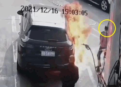 Clip: Người đàn ông bất ngờ châm lửa đốt xe Porsche trong trạm xăng
