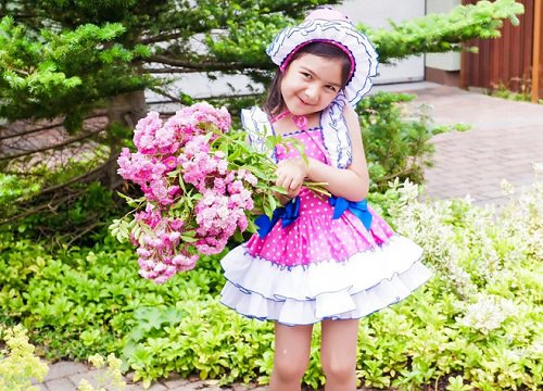 Em bé Việt lai xinh như búp bê trong loạt ảnh ở miền đồng quê nước Séc khiến ai cũng ngẩn ngơ