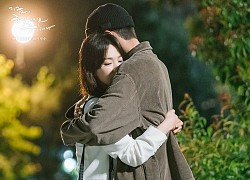 Song Hye Kyo và Jang Ki Yong bị một người phá đám trong loạt khoảnh khắc tình bể bình