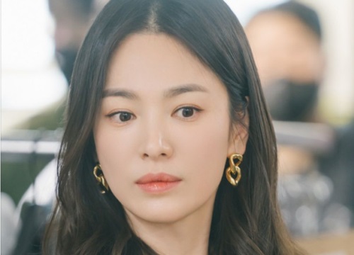 Xôn xao khoảnh khắc "bóc trần" nhan sắc Song Hye Kyo qua màn hình máy theo dõi của đạo diễn: Ai dám bảo chị dừ chát, lộ nếp nhăn?