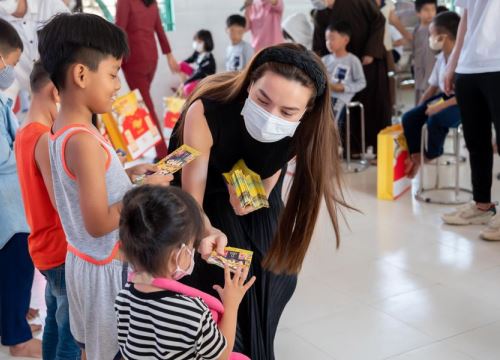 Hồ Ngọc Hà cùng những người bạn trao quà tết cho trẻ mồ côi, cơ nhỡ