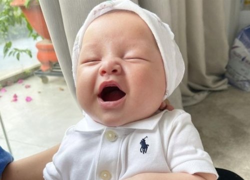 Khoe ảnh con trai cười cực đáng yêu, Hồ Ngọc Hà: "Gì mà vui thế anh"