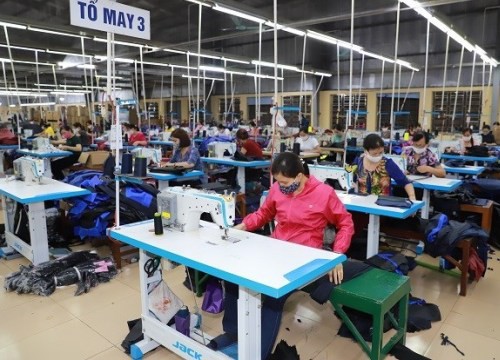 Người lao động đi cách ly tập trung có được trả lương ngừng việc?