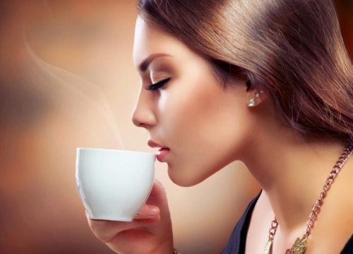 Lén lút mãi mới uống được ly cà phê, tôi không ngờ bị mẹ chồng bắt gặp và nhận quả đắng