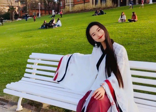"Tiên nữ hạ phàm" đán.h đàn trên bờ biển, đường phố khiến người dân kinh ngạc là ai?